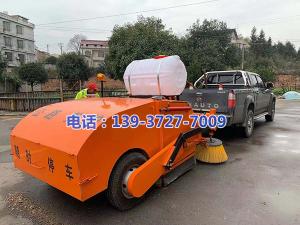 湖南省婁底市雙峰縣公路局養(yǎng)護(hù)中心彭站長與河南都市機(jī)械設(shè)備有限公司工程師喬主任,實地研究，精心設(shè)計制作了一款新型的皮卡車式道路清掃車
