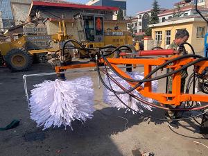 2020年11月11日山西省晉中市昔陽縣公路管理段與河南都市機(jī)械設(shè)備有限公司合作，在宋段長王隊(duì)長凌師傅的精心安排指導(dǎo)下與喬主任祝師傅的積極努力，成功研制出了加寬雙護(hù)欄板600mm護(hù)欄清洗機(jī)